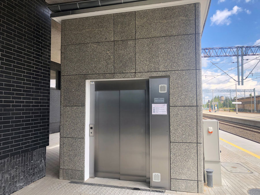 metron-elevators-lifts-cabin-telescopic-inox-doors-train-station-leszno-poland