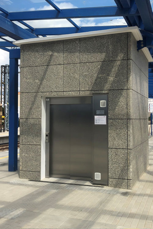metron-lift-elevator-cabin-doors-train-station-poland