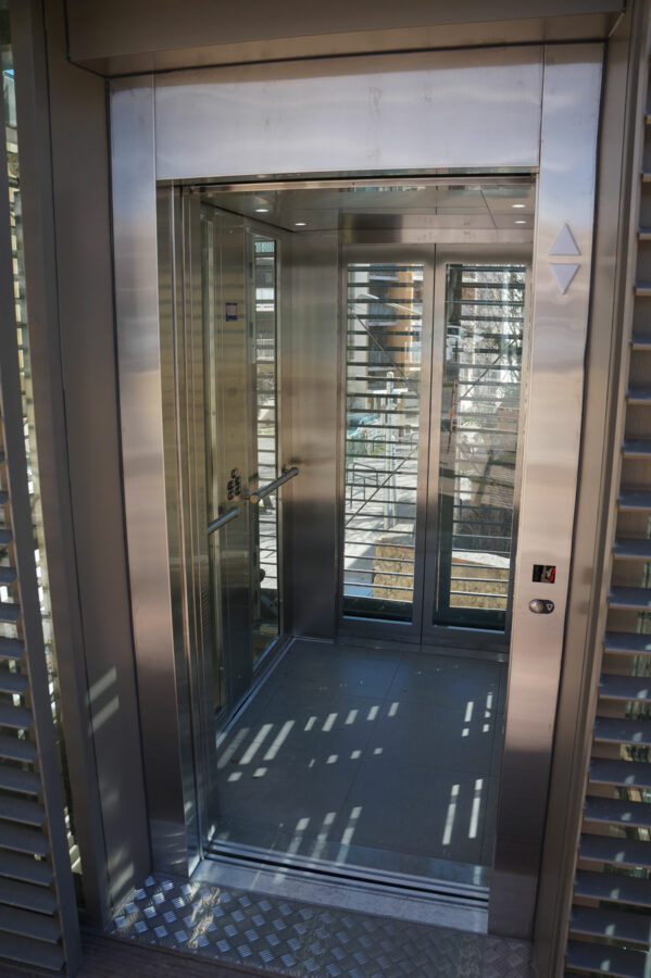 metron-lift-elevator-inox-cabin-doors-public-building-bus-station-aix-en-provence-france