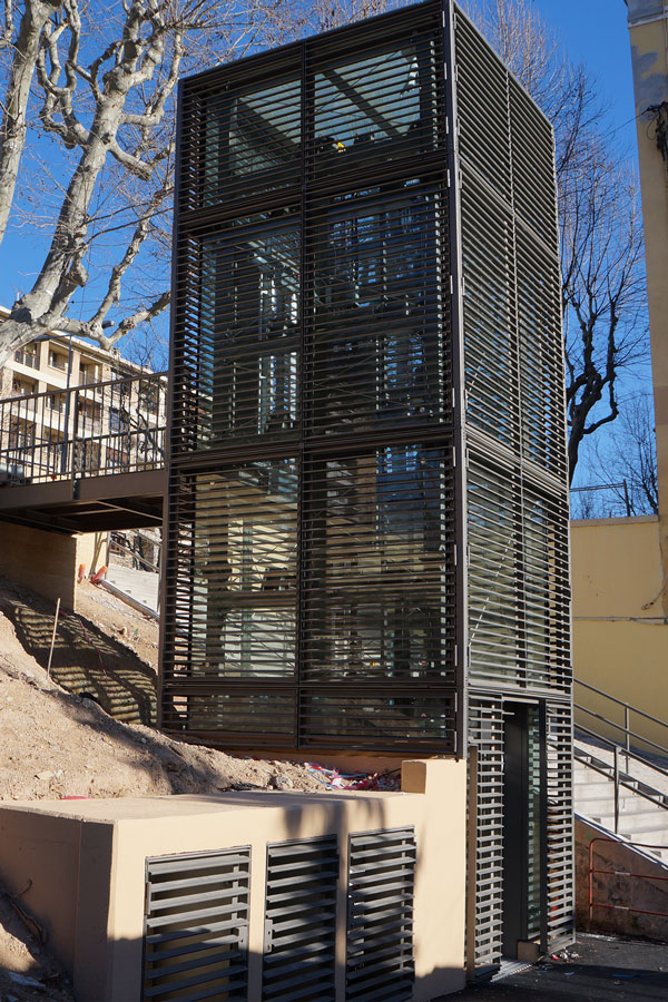 metron-lift-elevator-metallic-shaft-inox-cabin-public-building-bus-station-aix-en-provence-france