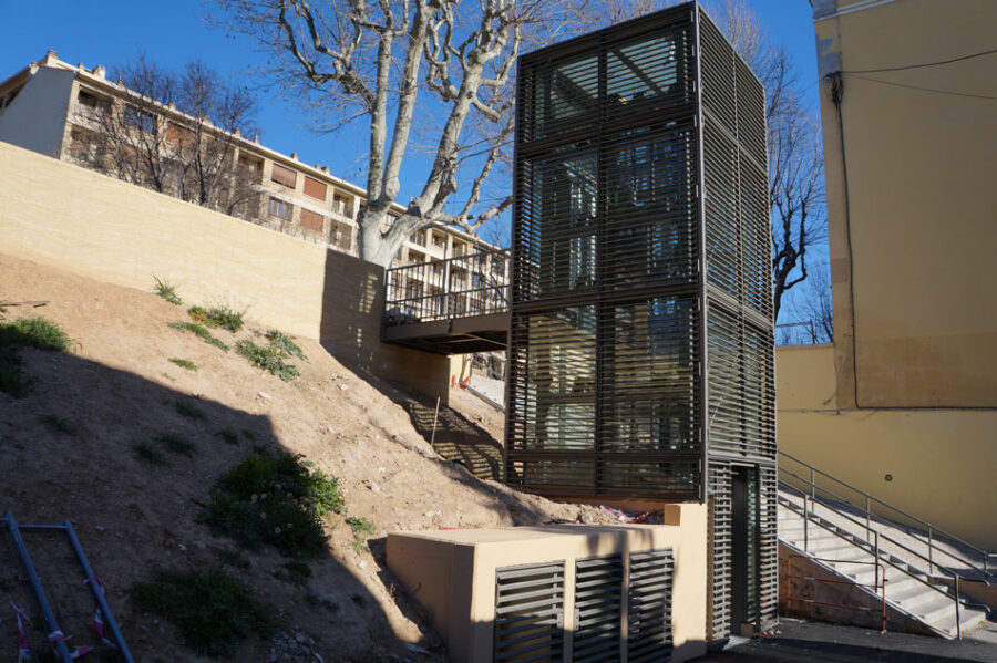 metron-lift-elevator-metallic-shaft-public-building-bus-station-aix-en-provence-france
